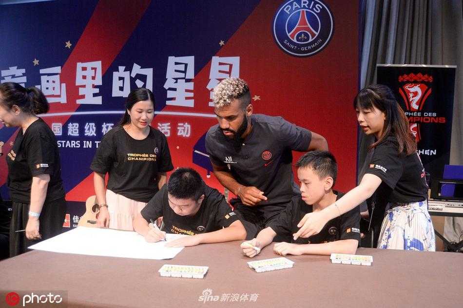 绿茵柔情点亮星空:巴黎圣日耳曼球星深圳与自闭症儿童共绘爱的画卷 舒波-莫廷神情专注,他正用画笔蘸取颜料,为画纸上的一棵大树添上繁茂的绿叶。身旁的自闭症儿童紧紧盯着画布,小手也在画纸上涂抹着,两人仿佛在进行一场无声却默契的艺术对话。