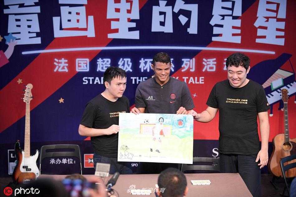 绿茵柔情点亮星空:巴黎圣日耳曼球星深圳与自闭症儿童共绘爱的画卷 镜头聚焦在帕雷德斯与一位小朋友共同创作的画作上,帕雷德斯脸上洋溢着温暖的笑容,他似乎被孩子的奇思妙想所感染,正侧耳倾听孩子讲述画作背后的故事,画面充满了信任与交流的温馨。