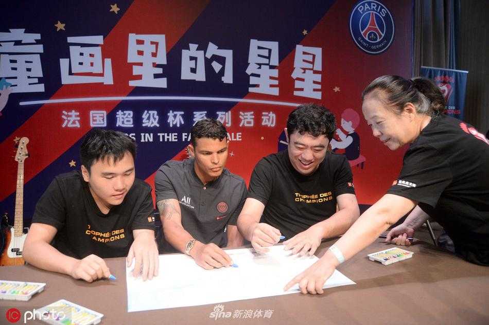 绿茵柔情点亮星空:巴黎圣日耳曼球星深圳与自闭症儿童共绘爱的画卷 帕雷德斯蹲下身子,视线与坐在椅子上的自闭症儿童保持平行,他正握着孩子的手一起在调色盘上挑选颜色,这一刻没有球星与粉丝的距离,只有两个灵魂在艺术的世界里平等地交流。