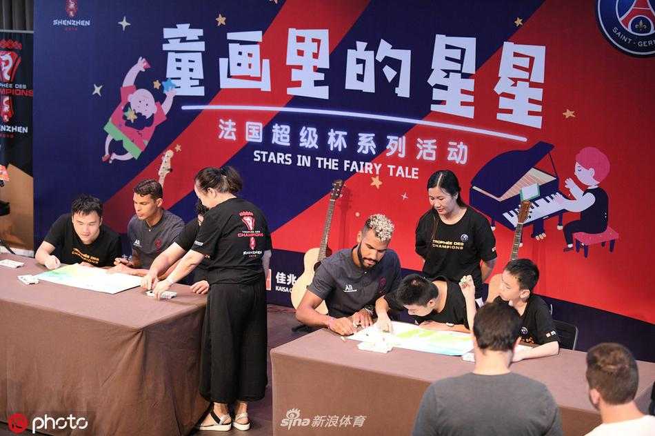 绿茵柔情点亮星空:巴黎圣日耳曼球星深圳与自闭症儿童共绘爱的画卷 一幅由球星与自闭症儿童共同完成的画作被高高举起,画面上是孩子们眼中绚烂多彩的世界,有蓝天、绿草和温暖的太阳。这不仅是绘画的成果,更是理解与爱共同浇灌出的艺术之花。