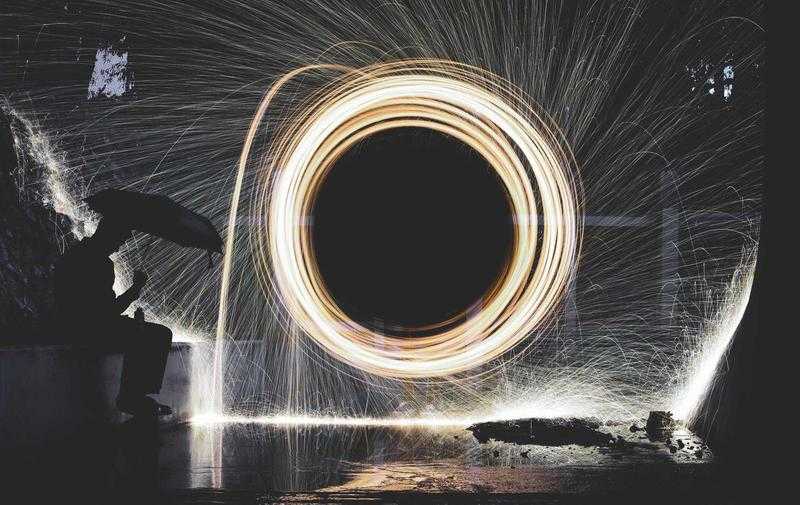 比赛结束后的记分牌特写，红色的5-1比分在夜幕下格外醒目，无声地诉说着这个夜晚发生的一切