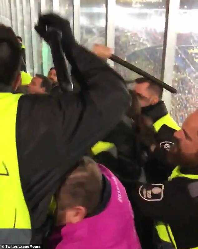 进球后的小卢卡斯被疯狂的队友们压在身下，他的脸庞因激动而涨红，手臂奋力伸向天空，远处的凯恩则微笑着看着眼前这混乱而美好的一幕。
