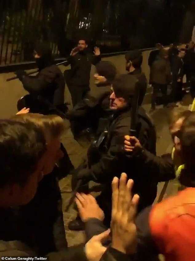 夜色下的诺坎普球场巍然耸立，泛光灯照亮了它雄伟的轮廓，但此刻它沉默着，仿佛一位见证了荣耀与冲突的巨人，将故事留给了历史去评说。