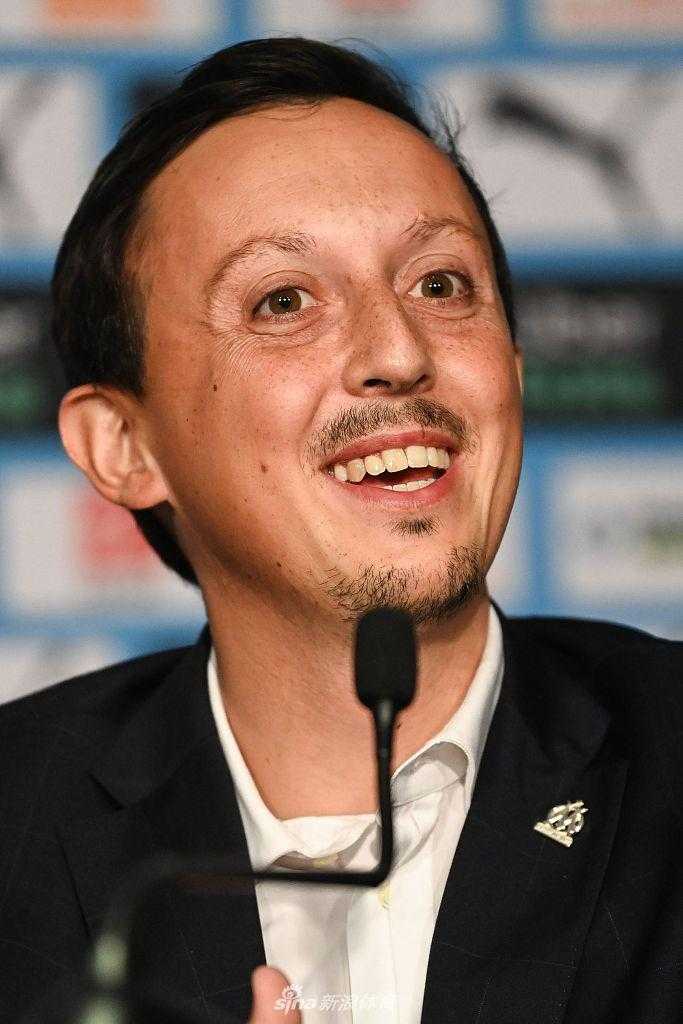 特写镜头捕捉到新援签下合约的瞬间，笔尖划过纸张，许下对未来的郑重承诺。