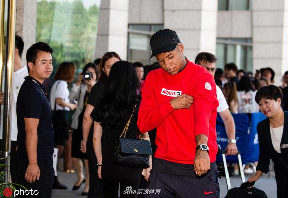 苏州奥体中心的草坪上，巴黎圣日耳曼球员正在进行分组对抗，卡瓦尼正侧身凌空抽射，身边是几名队友积极拼抢的身影，远处看台上则是密密麻麻为球队加油的球迷。