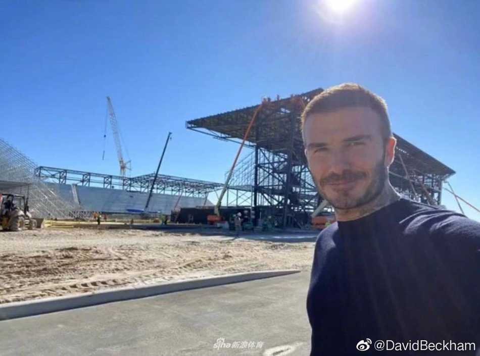 镜头拉近，贝克汉姆的贝雷帽下露出一双深邃的眼睛，他嘴角上扬，露出标志性的迷人微笑，眼角的细纹里似乎都藏着对这乡村生活的满足与享受。