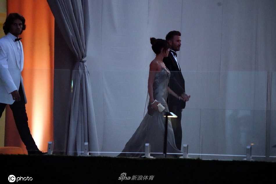 婚礼仪式间隙，贝克汉姆夫妇短暂休憩，两人在座椅上轻松交谈，自然流露的亲密与随和，展现了巨星光环之下寻常夫妻的朴实温情。