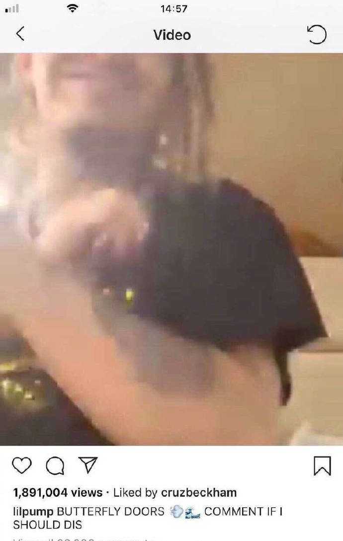 身穿休闲西装的布鲁克林·贝克汉姆神情漠然，作为家中长子，他过往的争议言论与如今决裂家人的行为，让父母对他的教育方式备受外界质疑