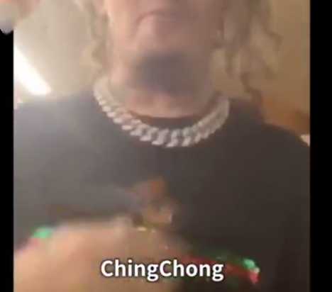时尚女王维多利亚与儿子克鲁兹亲密依偎，画面看似温馨，但儿子深陷舆论风波，无疑让这位母亲在公众面前的形象受到挑战