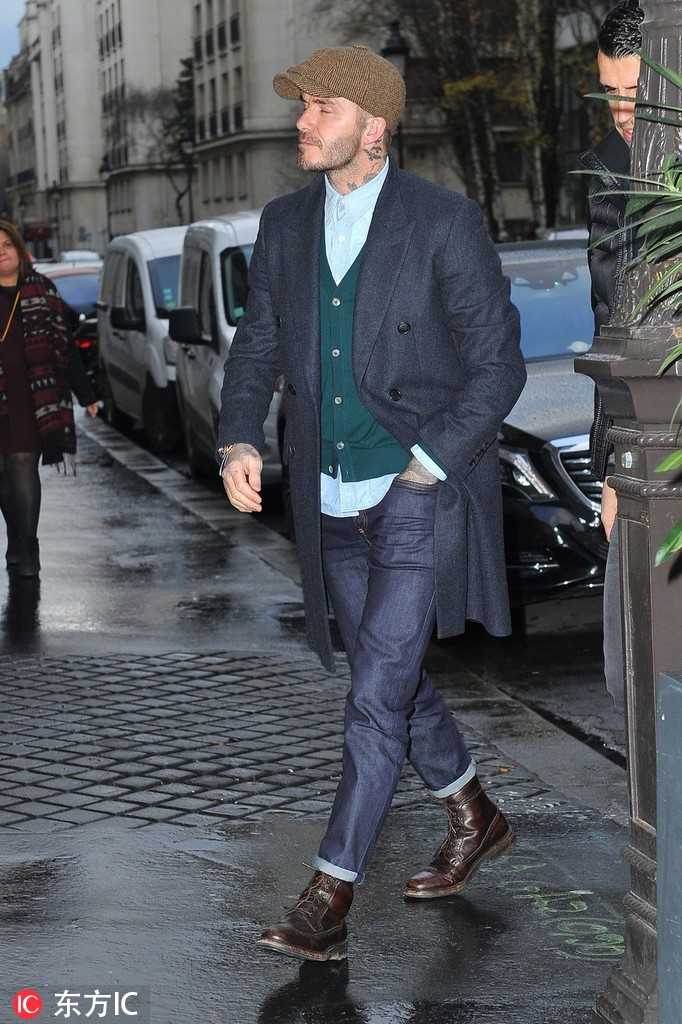 贝克汉姆以完整精致的英伦街头造型亮相巴黎，自信从容，完美演绎绅士雅痞风格与城市浪漫气息的融合