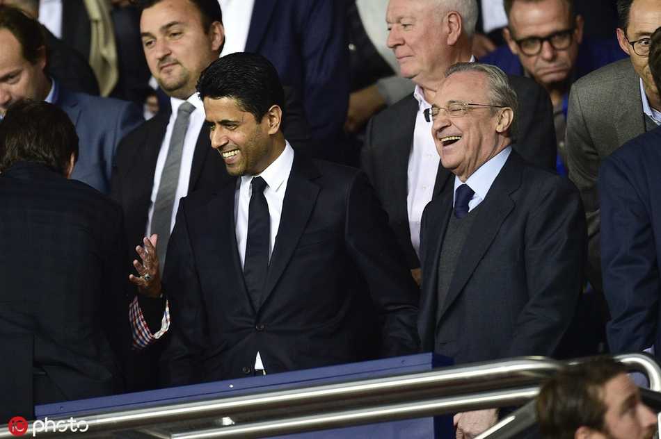 贝克汉姆在看台上若有所思，身后是狂热的主队球迷，他却自成一派安静沉稳，仿佛在思考足球与人生的哲理。
