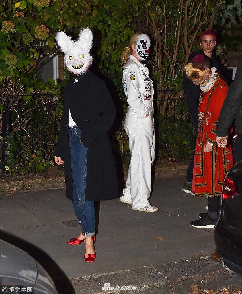 万圣节当晚的贝克汉姆家孩子们齐聚一堂，小七的双马尾在夜色中格外显眼，她与兄弟们互动嬉戏，尽管光线昏暗，但一家人其乐融融的节日氛围依然透过画面传递出来。