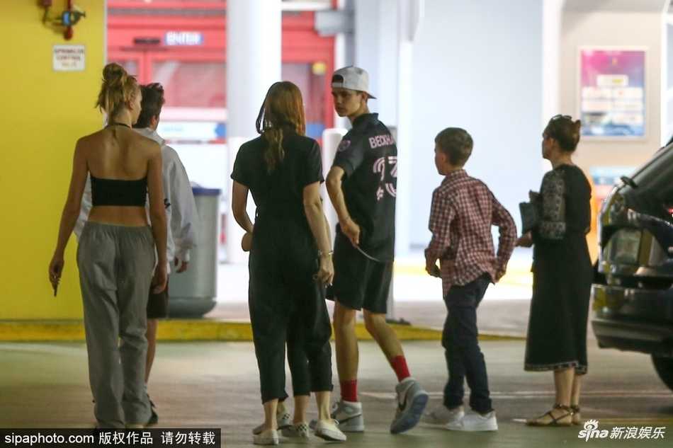 维多利亚带着一群孩子走出商店，她一边走一边细心地照看着队伍里的小朋友们，脸上流露出幸福满足的微笑