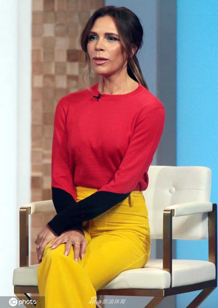 贝嫂转身瞬间，利落马尾辫与全黑墨镜勾勒出她标志性的酷飒轮廓，鲜亮的色彩搭配在街头格外引人注目。