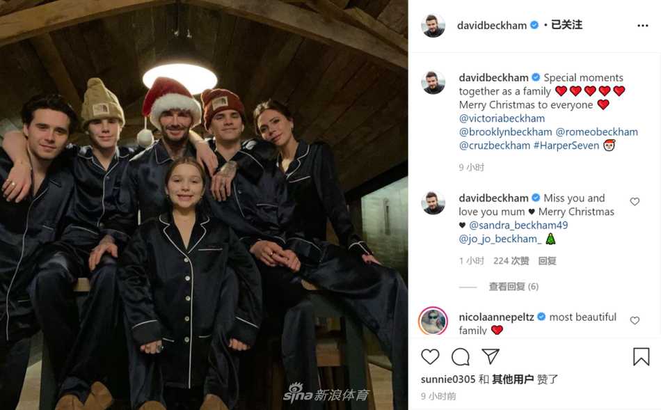 大卫·贝克汉姆与维多利亚及三个儿子、小女儿小七，身穿统一深蓝色睡衣套装，脚踩同款棉拖，在暖色灯光下亲密依偎合影，画面充满了温馨的家庭氛围。