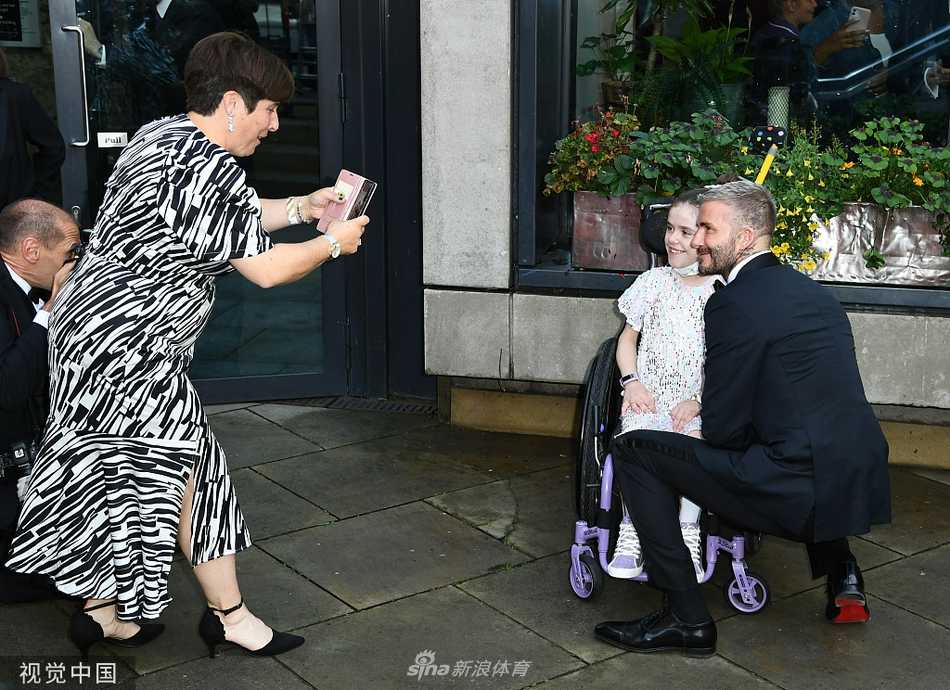 另一位英格兰足坛传奇弗兰克·兰帕德则以一套经典的三件套西装亮相，尽显儒雅绅士风范。面对镜头，他露出标志性的谦逊微笑，并竖起大拇指，仿佛在为在场的每一位医护英雄点赞，神情中满是敬意与赞赏。