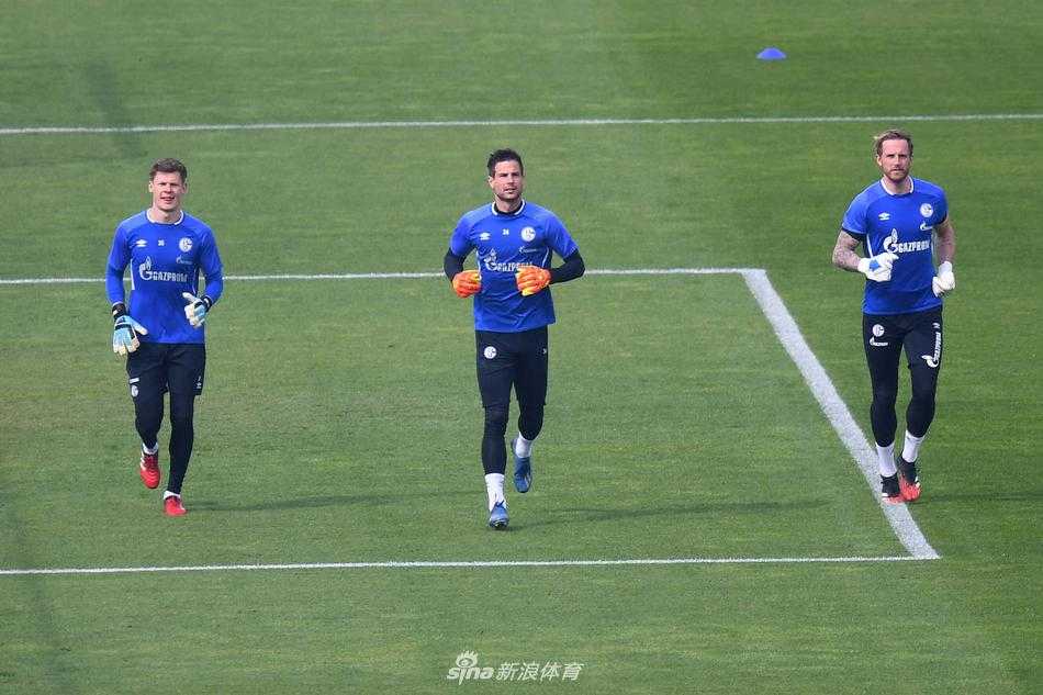 训练结束后，球员们保持着安全距离走下场边，他们没有像往常一样搭肩拥抱，但彼此间鼓励的眼神交流，依然传递着沙尔克04这支老牌劲旅的团队精神。