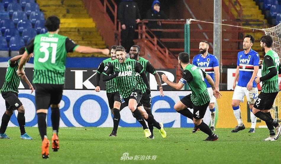 费拉里斯球场的全景灯光璀璨，桑普多利亚与萨索洛的球员们在场内激战，看台上球迷的呐喊声仿佛穿越了屏幕
