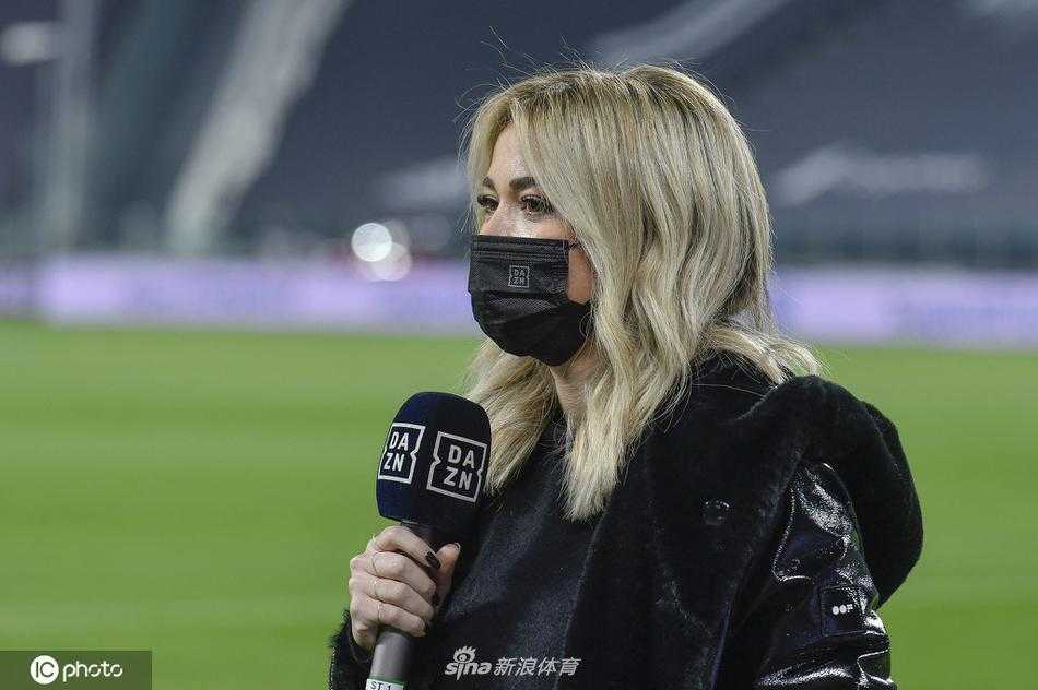莱奥塔在球场边驻足，冬日暖阳洒在她微卷的发丝上，整个人仿佛发着光。她深邃的眼眸望向远方，既像在憧憬比赛，又像在思考接下来的解说词，画面充满故事感。