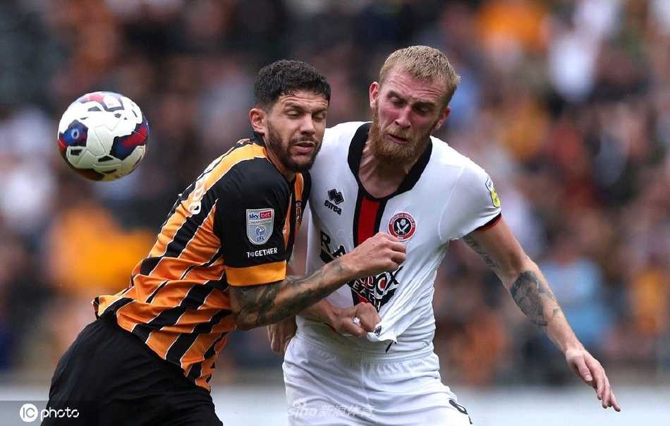 看台上人山人海，超过两万名球迷营造出浩瀚的主场气势，一幅巨大的赫尔城队旗在看台间缓缓传递。