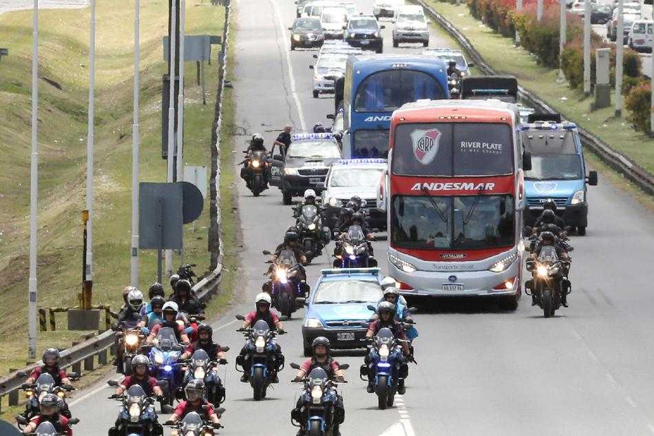 贝内德托进球后忘情滑跪庆祝，他身后的队友们蜂拥而至，蓝黄色的狂欢浪潮在伯纳乌看台前涌动