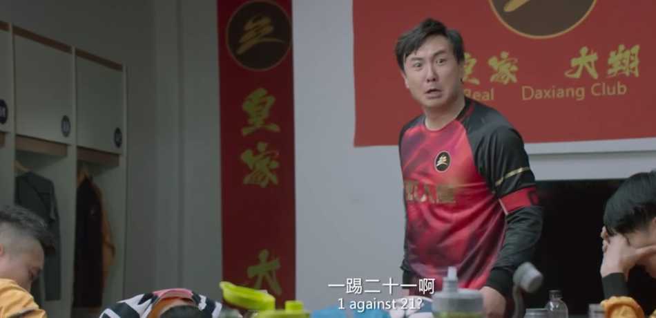 里昂后卫马萨尔在巴黎与里昂的比赛中，用一记极其别扭的动作将球挡入自家球门，表情充满震惊与无奈