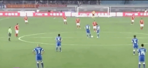 足坛电光石火一瞬间:从英超新纪录到中超7秒神迹 一次中圈附近的任意球快发,传球者敏锐地观察到前插的队友,一脚过顶长传精准制导,后者心领神会,不等皮球落地直接凌空垫射破门