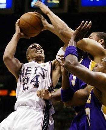 2002年NBA总决赛回顾:OK组合统治攻防,紫金王朝横扫篮网完成三连冠伟业 2002年NBA总决赛回顾:OK组合统治攻防,紫金王朝横扫篮网完成三连冠伟业