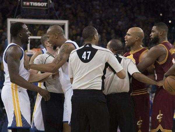 NBA常规赛在大通中心打响，金州勇士主场迎战克利夫兰骑士。经过四节鏖战