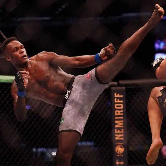 UFC 214头条主赛复盘：高扫定江山，琼斯三回合KO科米尔重夺轻重量级冠军