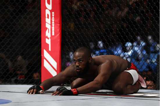 UFC 214头条主赛复盘：高扫定江山，琼斯三回合KO科米尔重夺轻重量级冠军