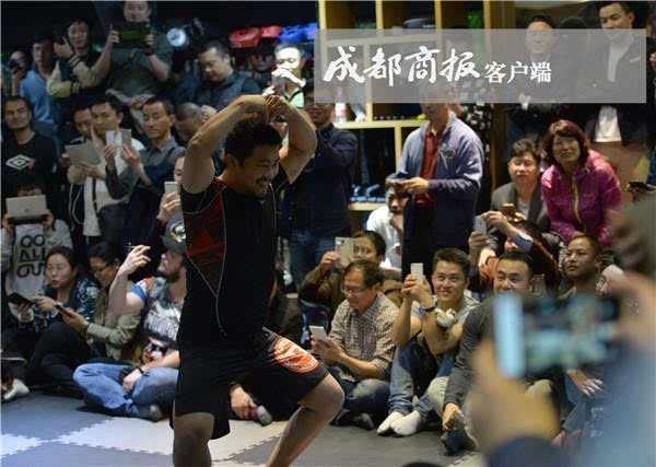 “根搏击”与“太极李连杰”近期并未进行过真实体育赛事，无法提供比赛回顾和比分数据。