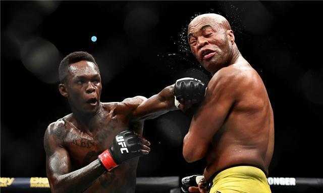 【UFC历史最残暴KO之一】琼斯第三回合高扫踢KO科米尔，重夺轻重量级冠军金腰带