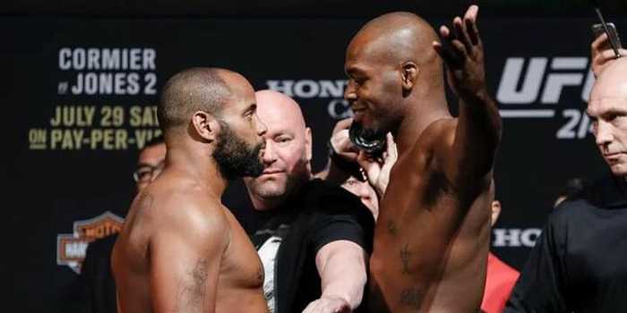 【王者归来】UFC214：科米尔vs琼斯二番战复盘——第三回合变线踢破防，琼斯TKO重夺王座