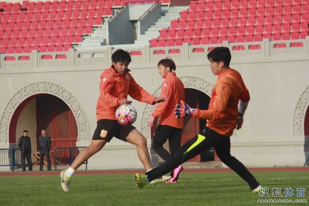双杀+换帅开门红！萨米尔首秀立竿见影，武汉卓尔客场2-1力擒北控延续冲超希望