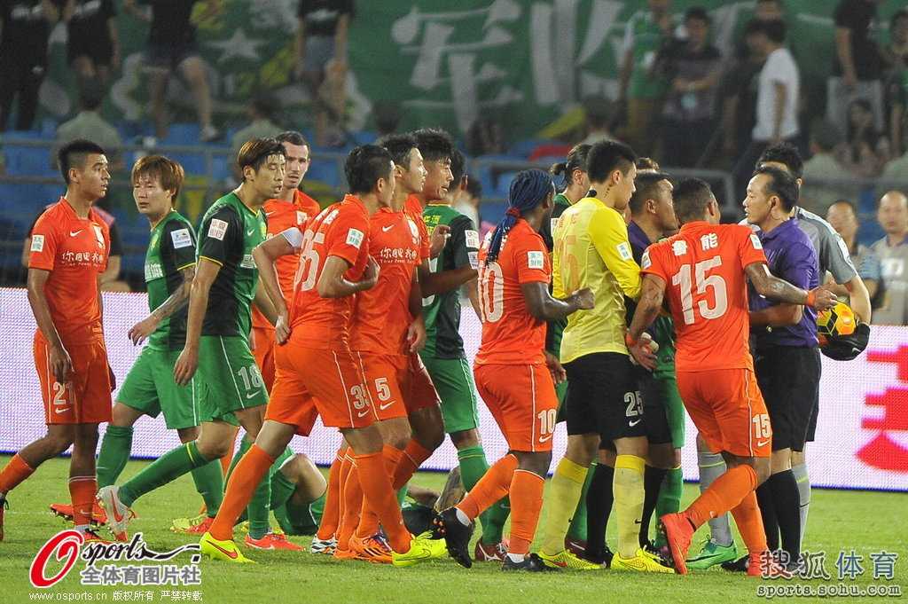 工体神话破灭！勒夫帽子戏法+格隆红牌，鲁能客场3-0碾压国安改写争冠格局