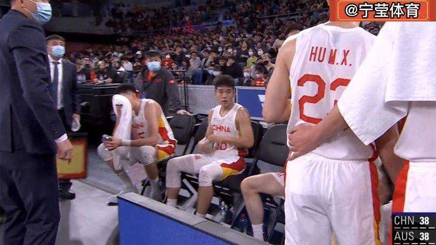标题：半场好球难阻第三节崩盘！中国男篮26分负澳大利亚，创亚洲杯历史最惨一败