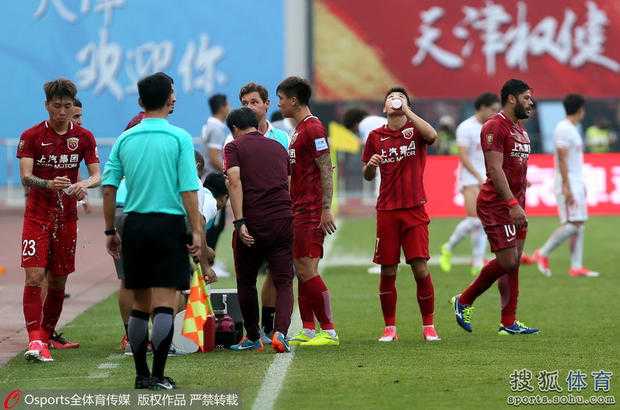 足协杯经典回顾：上港主场4-0血洗权健，总比分4-3缔造中国足坛史诗大逆转