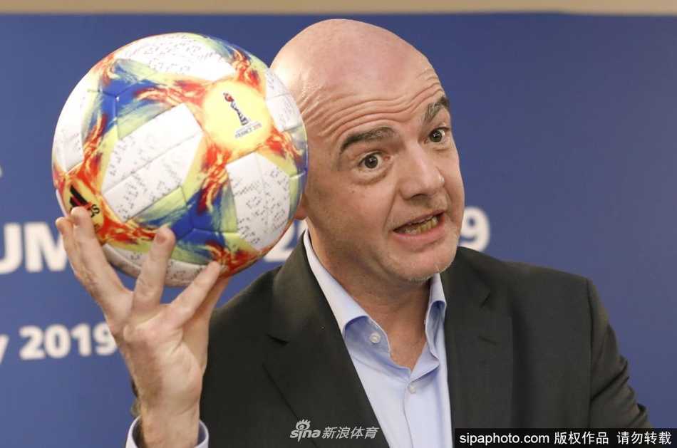 画面中的因凡蒂诺双手交叉置于身前，神情严肃地站在台前，身后的背景虚化，仿佛在诉说着足球管理者在疫情时代面临的巨大挑战与责任。