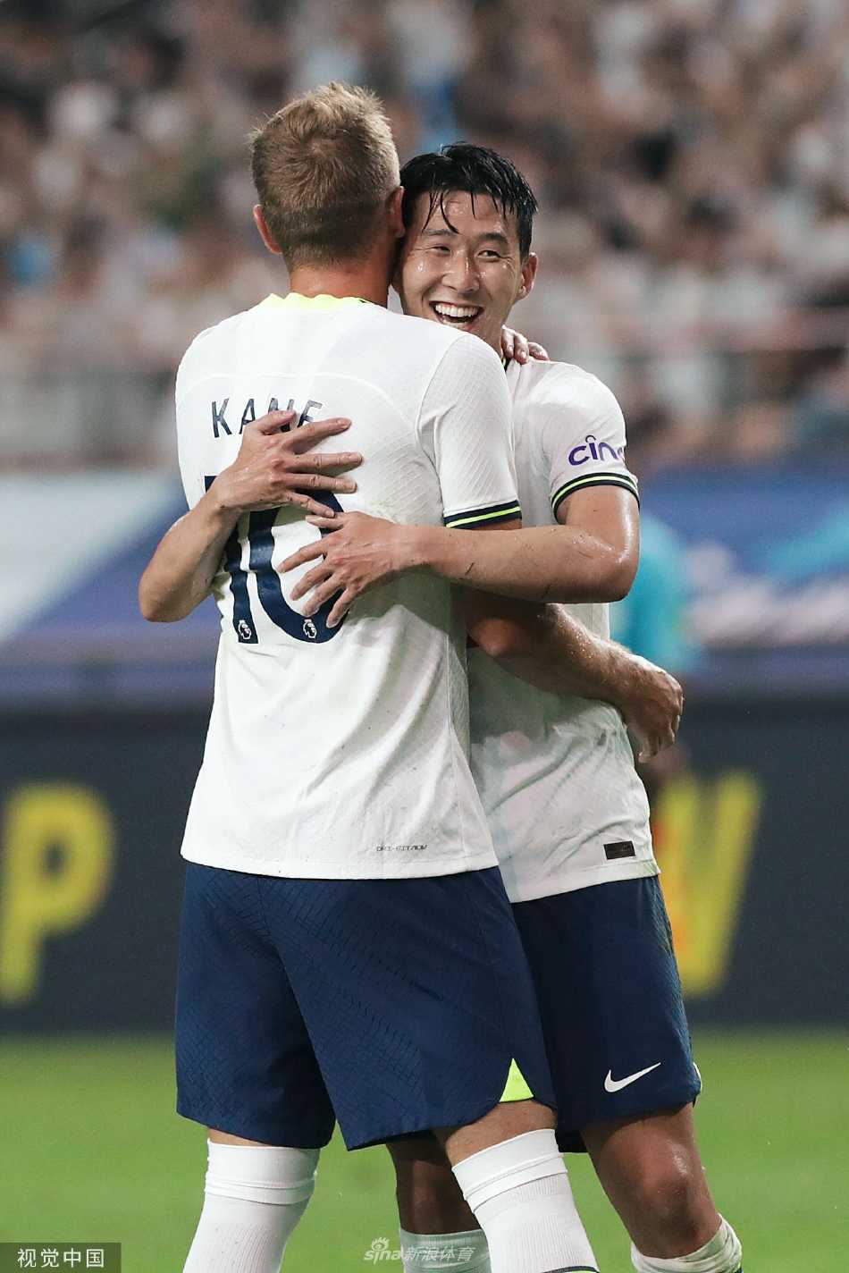 孙兴慜在韩国主场面对同胞防守，冷静调整步伐准备射门