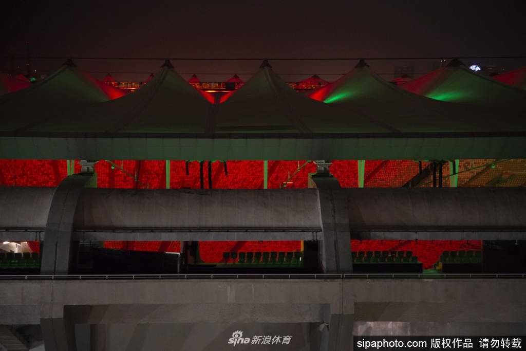 夕阳西下，金色的余晖洒在马拉卡纳球场空旷的坐席上，光影交织，仿佛为这座古老的球场披上了一层神圣的光辉，让人不禁想象它曾无数次见证过的那些或狂欢、或悲泣的难忘瞬间。